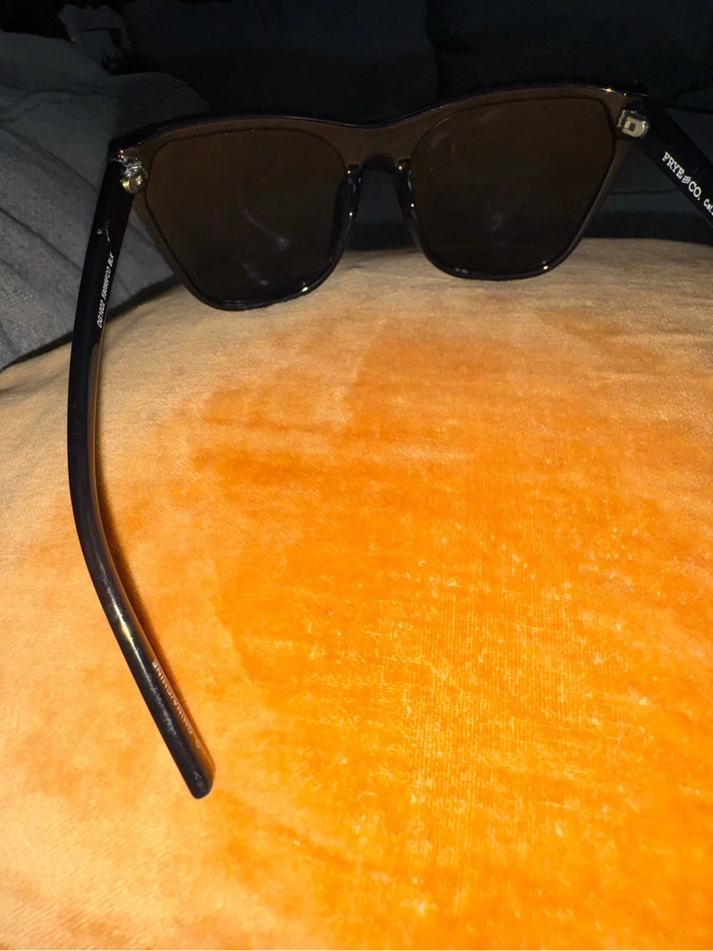Classic Oversized Frye & Co Black Sunglasses DG1200